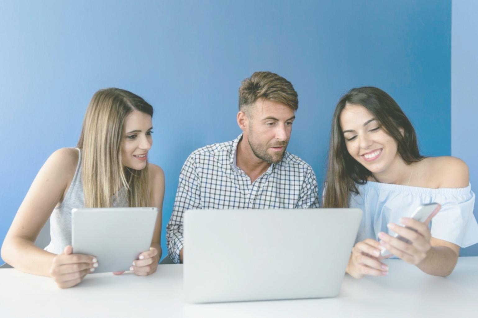Ambiente di apprendimento zanthevoxa dove studenti esplorano tecniche di design 3D e meccaniche di gioco