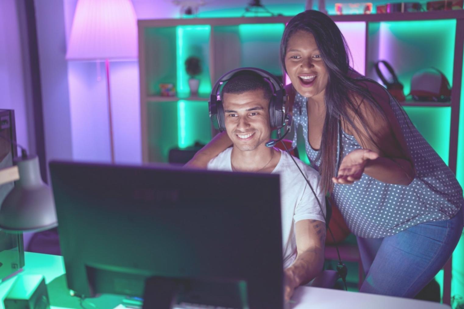 Studenti che lavorano su progetti di game design in ambiente collaborativo
